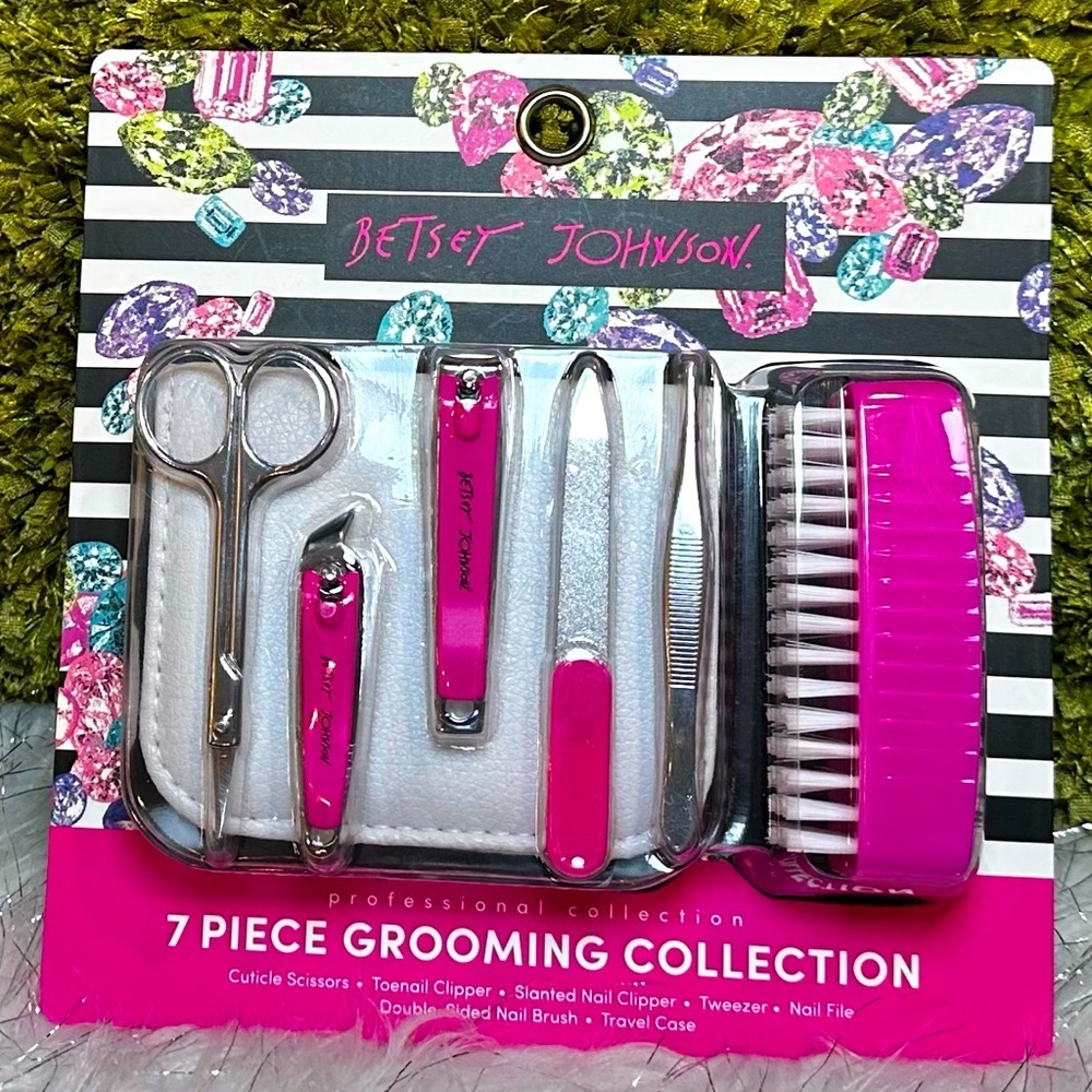 Betsey Johnson 7pc Grooming Kit